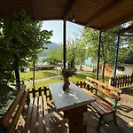キャンプ場 Wooden Lakefront 'miris Ljeta' Jablanica