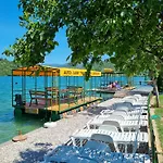 Kamp Wooden Lakefront 'miris Ljeta'