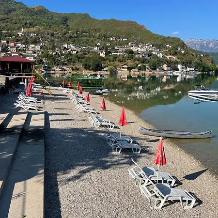 Wooden Lakefront 'miris Ljeta' Camping Jablanica