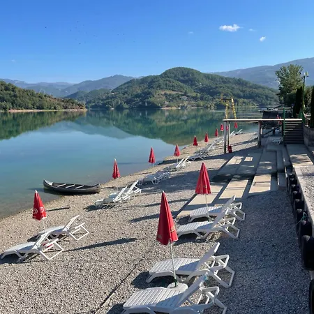 Wooden Lakefront Campingplads *