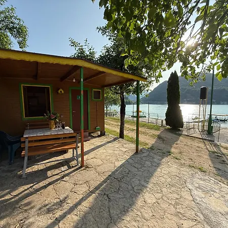 Kamp Wooden Lakefront 'miris Ljeta'