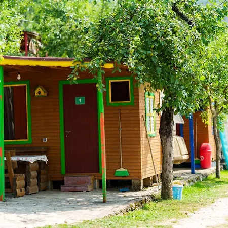 Wooden Lakefront Campingplads *