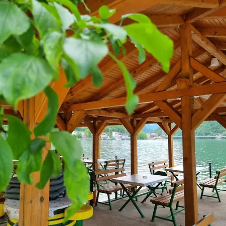Wooden Lakefront 'miris Ljeta' Kamp