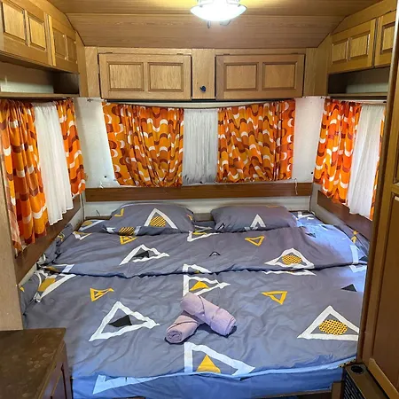 Wooden Lakefront 营地 *