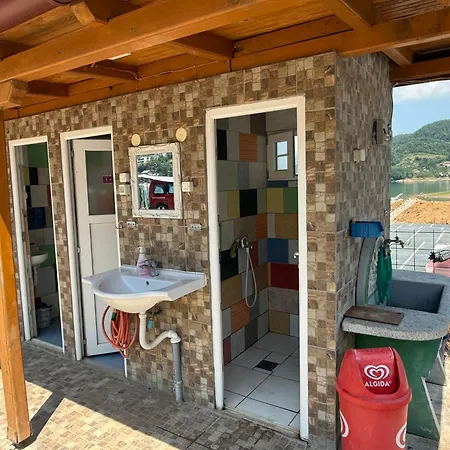 Wooden Lakefront 营地 *