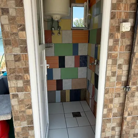 Wooden Lakefront 营地