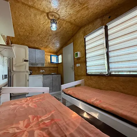 Wooden Lakefront 营地 *