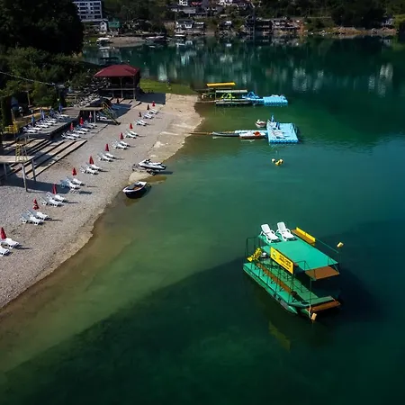 Kamp Wooden Lakefront 'miris Ljeta' *