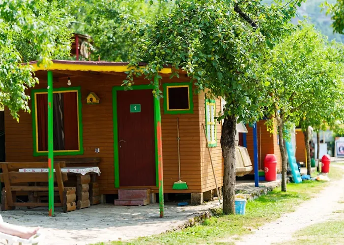 Wooden Lakefront Miris Ljeta Kemping *